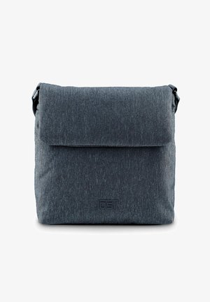 Grijze schoudertas van een textuurstof, met klep sluiting, verstelbare schouderband en subtiele branding aan de voorkant. Eenvoudig en functioneel ontwerp.