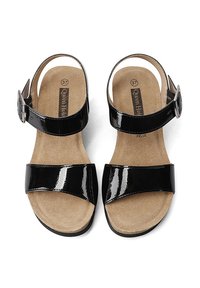 Sandali in pelle verniciata nera con due ampie cinghie, dettaglio con fibbia e soletta imbottita beige. Taglia 37 indicata sulla suola.