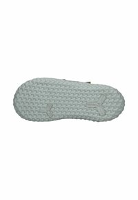 Suela de zapato de goma gris claro con un patrón de espiga texturizado y detalles de logo, diseñada para ofrecer agarre y durabilidad.