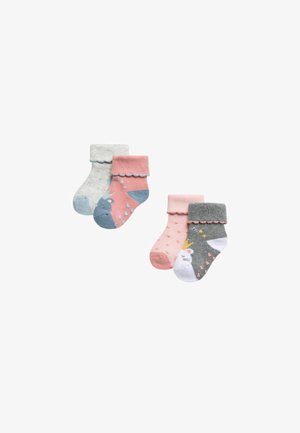 Cuatro pares de calcetines para niños: gris claro, rosa, azul y gris, con puños festoneados y adorables diseños de animales con patrones de corazones.