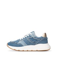 Le sneaker in denim presentano un design a patchwork blu con bordi sfrangiati, lacci bianchi, suola bianca e un accento in metallo oro sulla parte del tallone.