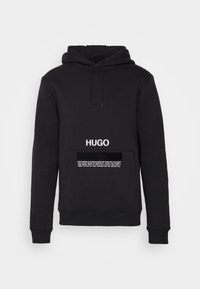 Zwarte hoodie met trekkoorden, voorzak en witte "HUGO"-logo. Bevat een tekstgrafiek in verschillende lettertypen op het zakgebied.