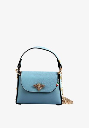 Sac à main en cuir bleu clair avec un symbole d'abeille doré, bord noir, poignée courte et une bandoulière en chaîne amovible. Finition texturée.