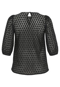 Zwarte kant blouse met een ronde halslijn, geplooide mouwen en een sleutelgaatje detail aan de achterkant. Heeft een circulair uitsnijdpatroon over de hele blouse.
