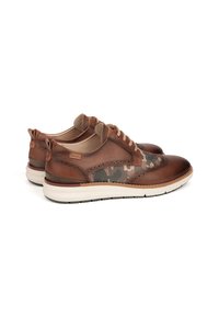 Chaussures en cuir marron avec des panneaux latéraux en textile camouflage, un bout rond et une semelle blanche contrastante. Design à lacets avec perforations décoratives.