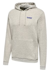Lysegrå pullover hoodie med front kængurulomme, snørre i hætten og lille blåt "hummel sportswear" logo på brystet.