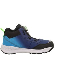 Modré a černé sportovní tenisky s bílou podrážkou, zeleným poutkem a systémem uzavírání na kolečko na bílém pozadí.