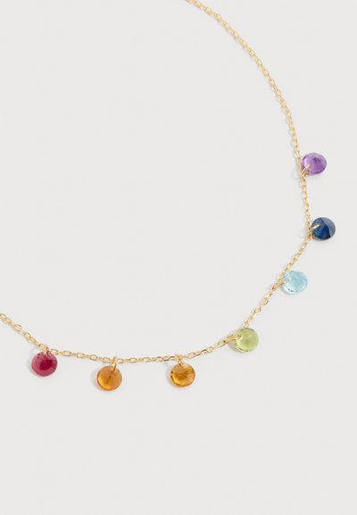 Λεπτό χρυσό κολιέ αλυσίδας με επτά στρογγυλά κρεμαστά πετράδια σε κόκκινο, πορτοκαλί, κίτρινο, πράσινο, ανοιχτό μπλε, σκούρο μπλε και μωβ.
