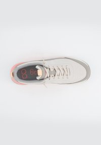 Scarpa sportiva grigio chiaro con la tomaia in tessuto liscio, con accenti rosa sulla suola e un interno imbottito dotato di una soletta con logo.