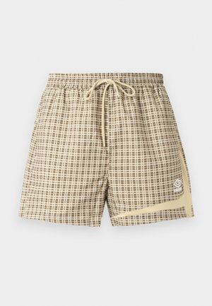 Pantaloni scurți de baie pentru bărbați în carouri bej și maro, cu talie elastică, șnur frontal, buzunare laterale și un mic logo Umbro alb pe piciorul stâng.
