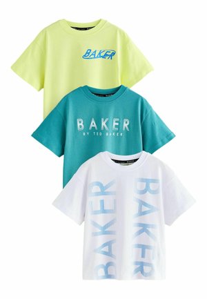 Tri tričká s krátkym rukávom a okrúhlym výstrihom v limetkovej zelenej, tyrkysovej a bielej farbe, každé s potlačou "BAKER" na prednej strane.