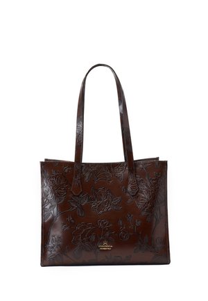Sac cabas en cuir marron avec motif floral embossé et deux longues anses, avec une petite plaque logo dorée au centre devant.