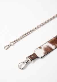 Metallkæde med sølvfinish og leopardklip; kombineret med et struktureret, brunt og hvidmønstret læderrem.
