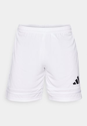 Bele športne kratke hlače z elastičnim pasom, z zaščitnim črnim logotipom s tremi črtami in teksturirano tkanino, odrezane tik nad kolenom.