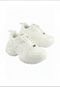 Kraftige hvide sneakers med tykke såler, snøredesign og fine syningsdetaljer, vist side om side på en hvid baggrund.