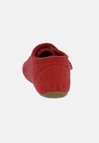 Czerwone filcowe buty z zaokrąglonym tyłem, posiadające teksturowaną powierzchnię i płaską jasną podeszwę. Minimalistyczny design bez widocznych elementów metalowych.