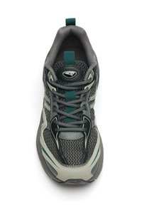 Scarpa sportiva in mesh grigio e materiali sintetici, con accenti in teal, una tomaia a motivi e una suola imbottita e testurizzata.