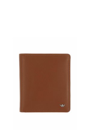 Portefeuille bifold en cuir marron avec couture visible et un petit logo argenté dans le coin inférieur droit sur fond blanc.