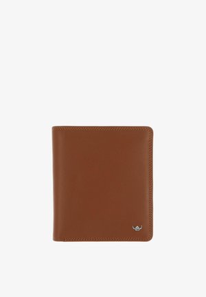 Portefeuille bifold en cuir marron avec couture visible et un petit logo argenté dans le coin inférieur droit sur fond blanc.