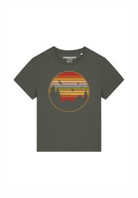Dunkelgrünes T-Shirt mit kurzen Ärmeln, das ein kreisförmiges Grafikdesign mit orangefarbenen, rosa und gelben Sonnenuntergangsstreifen sowie einer schwarzen Waldsilhouette zeigt.