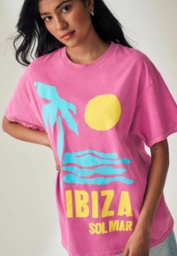 Next BRIGHT GRAPHIC CREW NECK  - T-shirt print - pink ibiza city