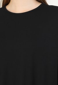 Schwarzes T-Shirt, runder Halsausschnitt, glatte Textur, kurze Ärmel, lässige Passform, leichtes Material, geeignet für den täglichen Gebrauch.