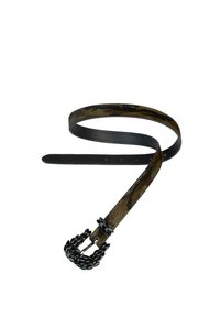 Cinturón de cuero marrón con un estampado de camuflaje impreso y una hebilla decorativa con una piedra negra. Presenta una textura suave y múltiples orificios para ajuste.