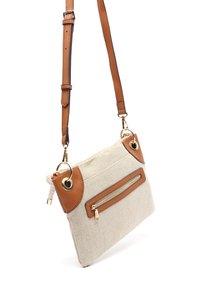 Beige tyg crossbody-väska med bruna läderdetaljer, en framficka med dragkedja och justerbar rem. Guldhardware på fästen.