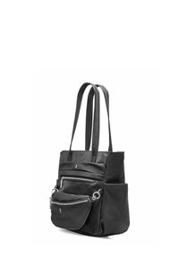 Czarna torba na ramię wykonana z nylonu. Posiada dwie zapinane na zamek kieszenie z przodu, jedną mniejszą odczepianą torbę oraz podwójne, solidne uchwyty.