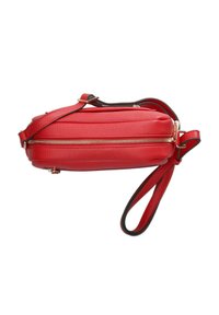 Rode leren crossbodytas met een gestructureerde afwerking, slank profiel, gouden rits en verstelbare schouderband, voorzien van contrasterende zwarte accenten.
