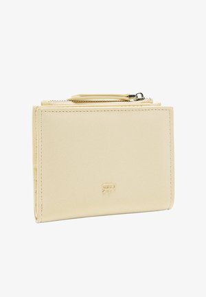 Skórzany portfel w jasnym beżu. Posiada gładką teksturę, prostokątny kształt, zamek błyskawiczny oraz wytłoczone logo z przodu. Kompaktowy design.