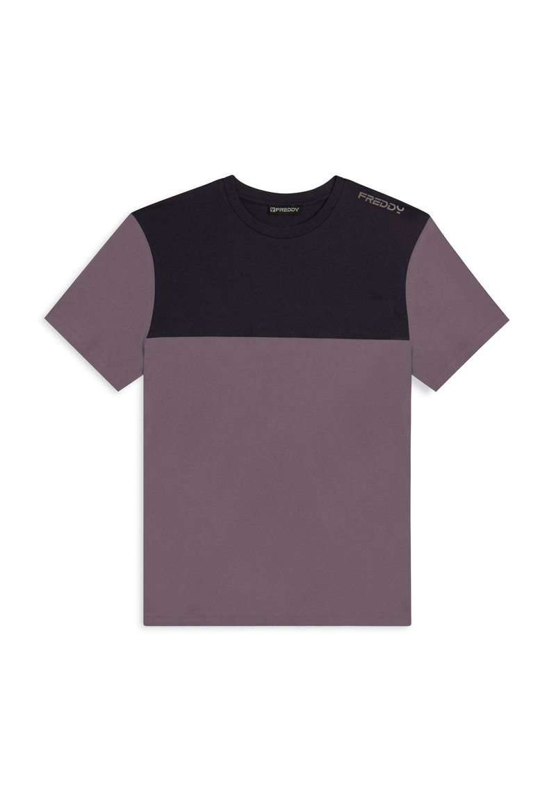 Camiseta de hombre de manga corta con un panel superior negro y un inferior de color púrpura claro. Confeccionada en tela suave, con cuello redondo y un acento de marca en el hombro.