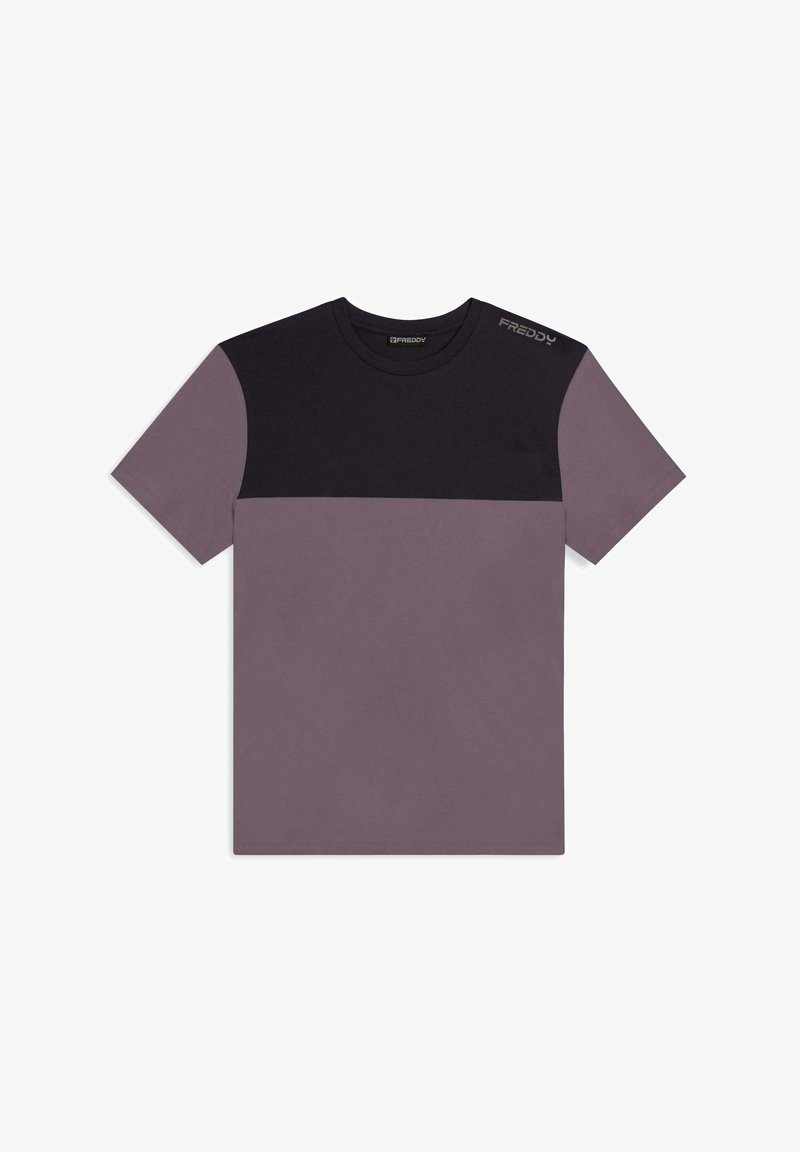 Camiseta de hombre de manga corta con un panel superior negro y un inferior de color púrpura claro. Confeccionada en tela suave, con cuello redondo y un acento de marca en el hombro.