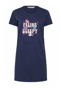Mörkblå nattkjortan med kort ärm som har texten "Feline Sleepy" och fyra färgglada kattillustrationer i rosa, lila, blått och vitt.