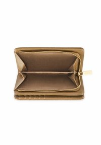 Karmelowy portfel wykonany z gładkiej sztucznej skóry, z dwoma przegrodami, zamknięciem na zamek błyskawiczny i złotymi akcentami. Teksturalne detale na zewnętrznej stronie.