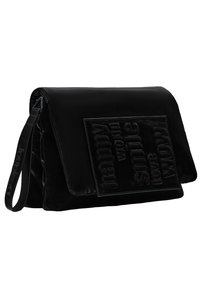 Schultertasche aus schwarzem Samt mit Klappe, die auf der vorderen Tasche mit den geprägten Wörtern "happy", "world", "smile", "love" und "wow" versehen ist.
