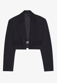 Svart kort blazer med breda slag, långa ärmar och stängning med spänne framtill, liggande på en vit bakgrund.