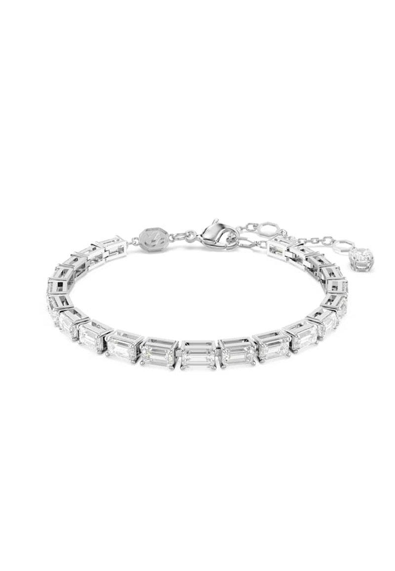 Zilveren armband met rechthoekige, geslepen heldere kristallen in afwisselende zettingen, voorzien van een karabijnsluiting en verstelbare schakelketting.