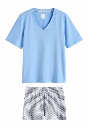 Lyseblå top med korte ærmer og V-hals med hvide elastiske taljeshorts med et lille hjerte mønster i navy og pink.