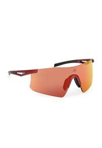 Gafas de sol deportivas con lente única envolvente espejada en rojo y patillas negras texturizadas con un pequeño logo de Adidas.