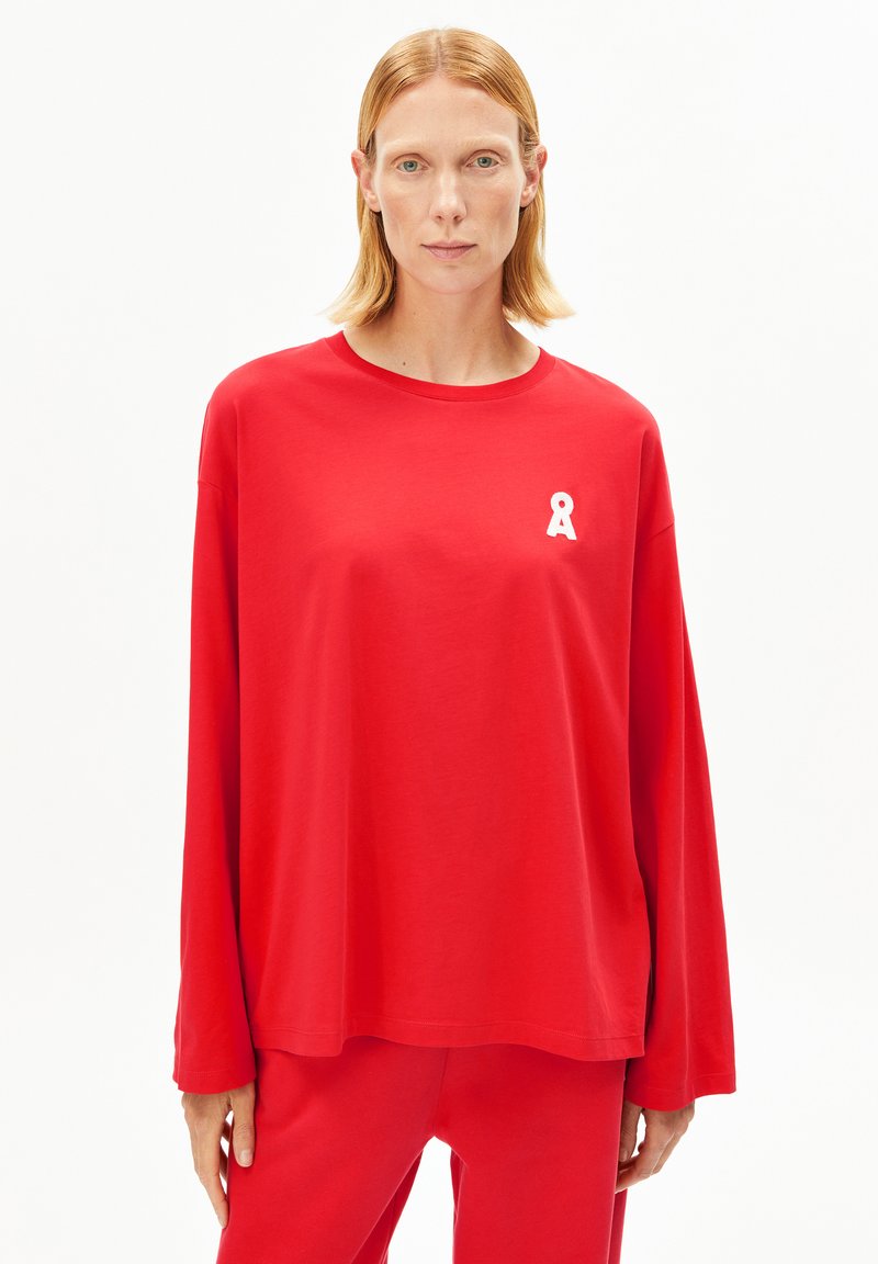 Rode longsleeve van zachte stof, met een wit lintlogo op de linkerborst. Losse pasvorm met een ronde halslijn en een rechte zoom.