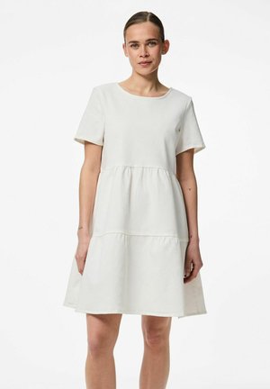 Vestido A-line de manga corta en marfil, con cuello redondo, diseño en capas y textura de algodón suave, que presenta costuras en la línea de la cintura.