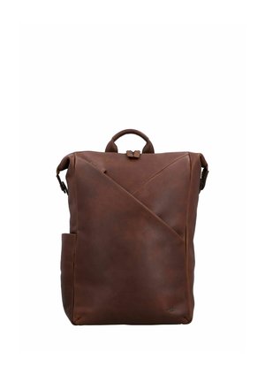 Brauner Leder-Rucksack mit Tragegriff oben, Seitentasche und übereinandergelegtem Klappendesign vorne.