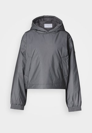 Szürke, cropped fazonú kabát, könnyű anyagból készült, kapucnival, elasztikus mandzsettákkal és oldalsó zsebekkel. Sima textúrája van, minimális dizájnnal.