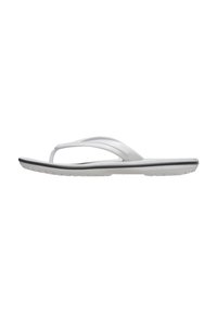 Tongs blanches en caoutchouc avec une semelle plate, des brides fines et un intérieur texturé. Présente un accent gris subtil sur le bord de la semelle.