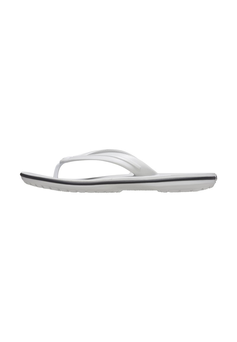 Tongs blanches en caoutchouc avec une semelle plate, des brides fines et un intérieur texturé. Présente un accent gris subtil sur le bord de la semelle.