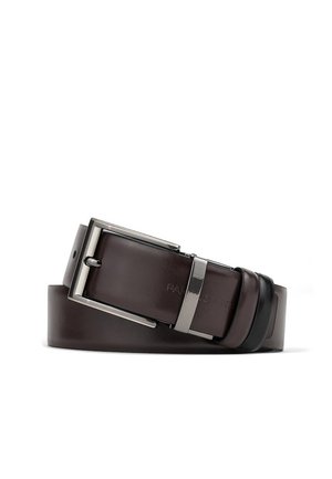 Ciemnobrązowy skórzany pasek z prostokątną srebrną klamrą i teksturowaną srebrną pętlą, zwinięty na białym tle.