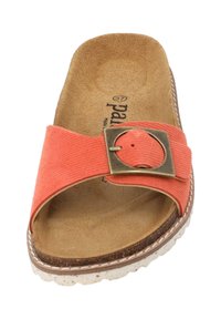 Koraalachtige stoffen instapsandaal met een brede band voorzien van een ronde messing gesp, een getextureerde binnenzool en een getextureerde rubberen loopzool met witte stikseldetails.