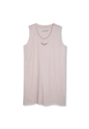 Haut sans manches rose clair en tissu doux ; présente un col rond et des accents de gemmes décoratives près de l'épaule et de la poitrine.