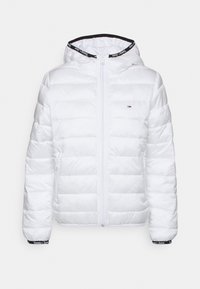 Vit puffjacka med dragkedja fram, huva och sidofickor. Har stickade paneler och en kontrasterande svart detalj på kragen.